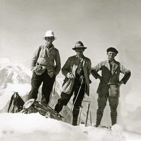 Avec Bradford Washburn, Georges Charlet et André Devouassoux, Couttet Champion réalise la première ascension de l'Aiguille Verte par la face Nord