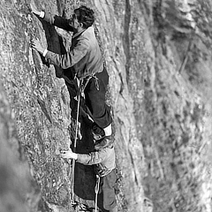 Roger Frison-Roche overcomes a difficulty on the Gaillands rock, leaning on Couttet Champion's shoulders