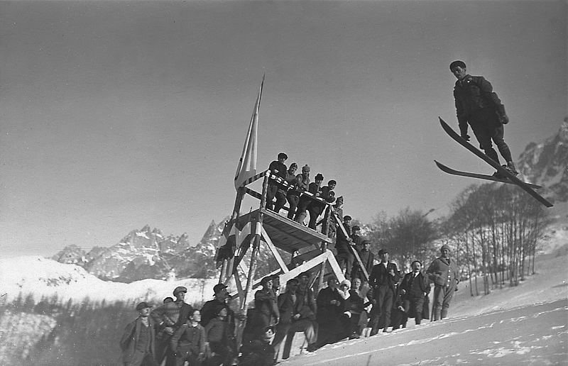 Couttet Champion, Capitaine des Équipes Françaises de Ski réalisant le saut d'ouverture sur le tremplin olympique du Mont aux premiers Jeux Olympiques d'Hiver à Chamonix en 1924